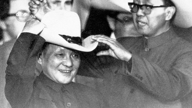 1979年，邓小平访美，在休斯顿附近的小镇观看牛仔竞技表演。(photo:BBC)
