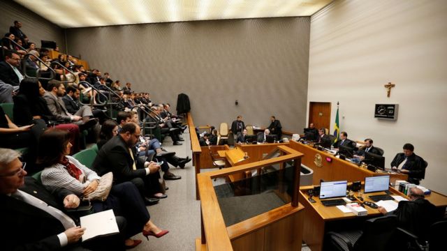 Vista ampla de sala onde ocorre sessão do STJ que julga apelo de Lula