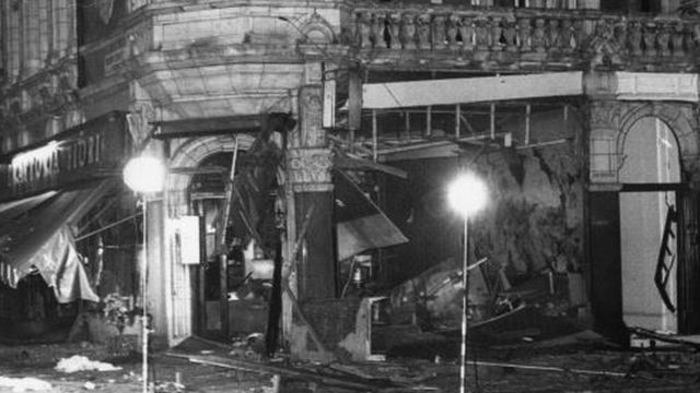 Un restaurant italien à Londres après l'explosion d'une bombe en 1975 (illustration)