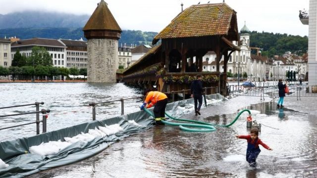 حاجز متنقل لصد الأمواج قام السكان بوضعه على ساحل مدينة لوكيرن السويسرية