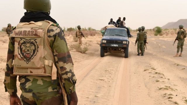 Des soldats maliens contrôlent des civils lors d'une patrouille, près de Goundam, à 80 km à l'Est de Tombouctou, le 4 juin 2015.