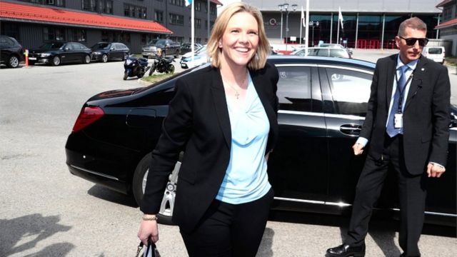 Ministra Sylvi Listhaug caminha na rua em Oslo