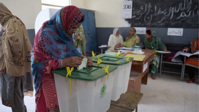 Pakistan seçiminde oy veren bir kadın.