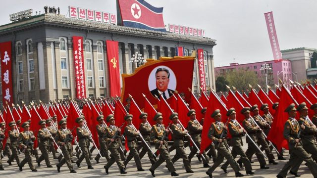 Wanajeshi wa Korea Kaskazini katika maadhimisho ya 105 ya kuzaliwa kwa rais mwanzilishi wa taifa hilo.