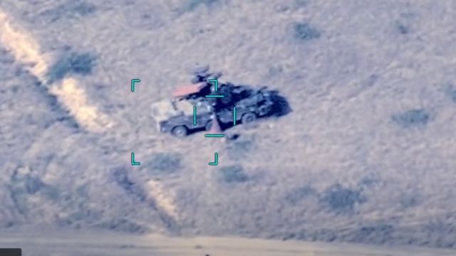 در این تصویر که توسط ارتش آذربایجان منتشر شده، پهپادی دیده می‌شود که یک سامانه ضد هوایی "اوسا" را هدف گرفته است