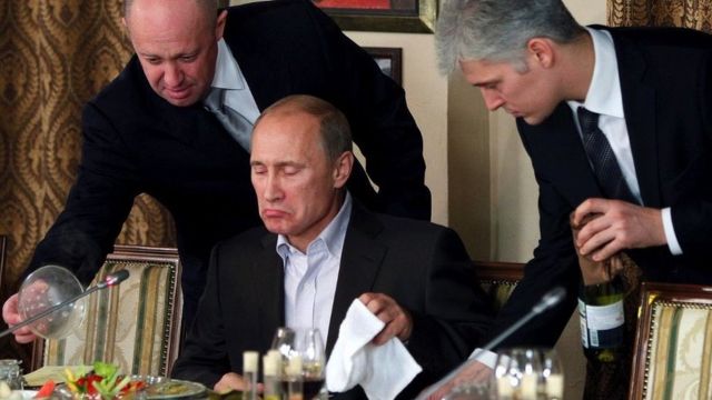 One of the most famous photos of Prigozin is of him serving Putin (November 11, 2011, a restaurant outside Moscow).Then he got
