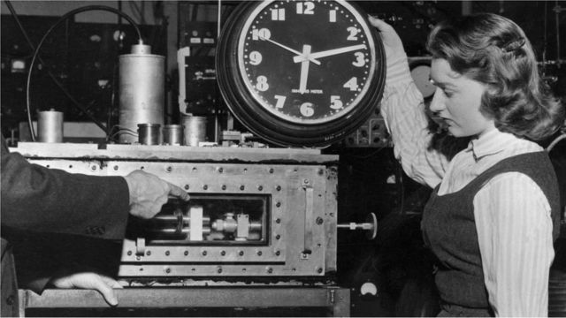 Uno de los primeros relojes atómicos "maser", a mediados de la década de 1950