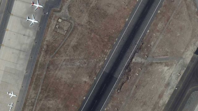 جمعیت روی باند و محوطه فرودگاه کابل