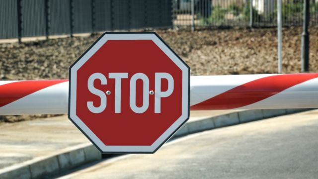 Sinal de pare em inglês
