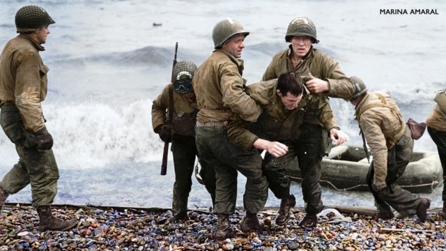 Médicos de EE.UU. ayudan a un soldado en la llegada a Normandía, Francia, en la Segunda Guerra Mundial.