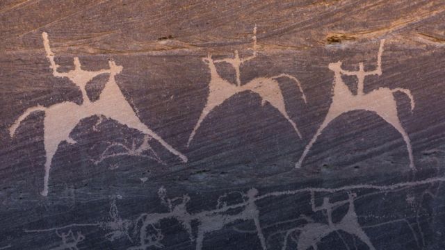 Relieve en piedra de cazadores