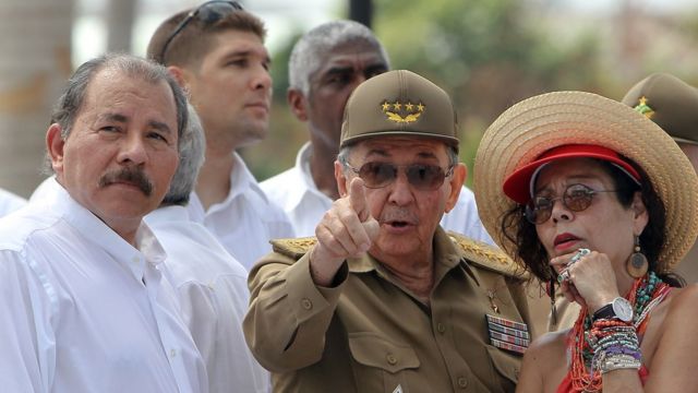 Ortega y Murillo junto a Raúl Castro.