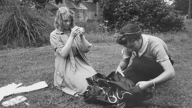 20-летняя Айрис перешивает сценический костюм в компании приятельницы