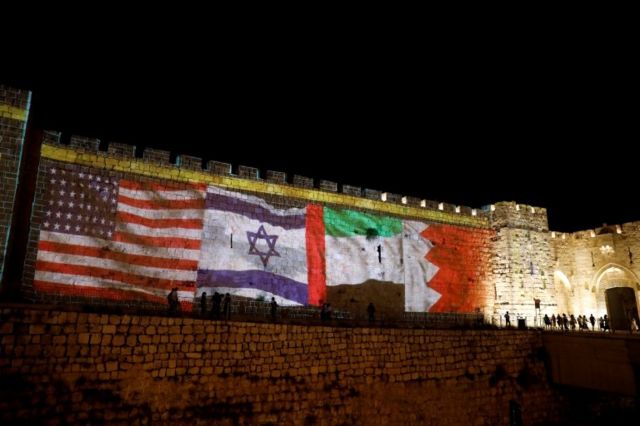 پرچم آمریکا، اسرائیل، امارات و بحرین روی دیوار بخش قدیمی بیت المقدس