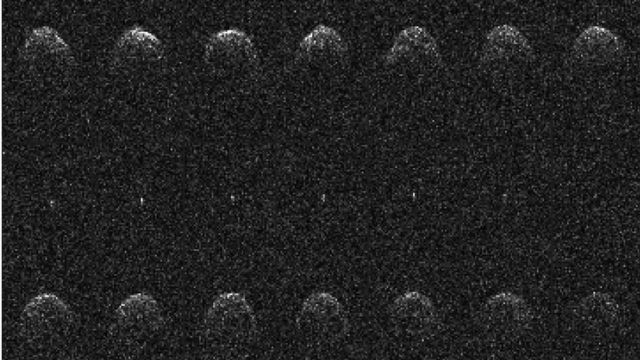 Quatorze imagens sequenciais de radar Arecibo do asteróide próximo à Terra (65803) Didymos e sua lua, tiradas em 23, 24 e 26 de novembro de 2003