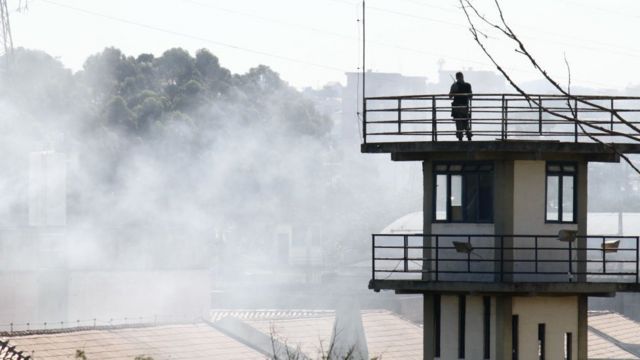 Foto de archivo que muestra humo y una torre de guardia en una prisión en el estado de Sao Paulo.