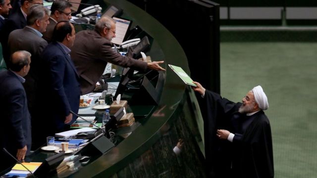 حسن روحانی لایحه بودجه سال ۱۳۹۹ ایران را به علی لاریحانی رئیس مجلس تحویل می‌دهد