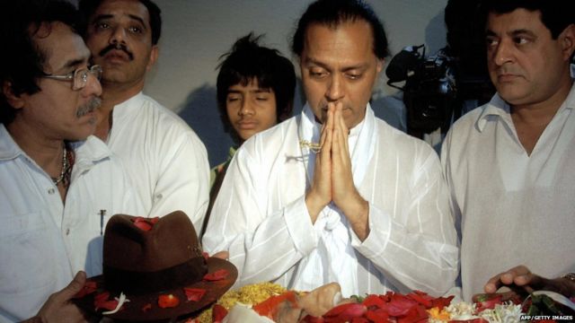 Raju Puri, (C) son of Indian actor Amrish Puri stands with unidentified others,(one (L) holding Amrish's trademark fedora) as he pays a final tribute to his father in Bombay, 13 January 2005.