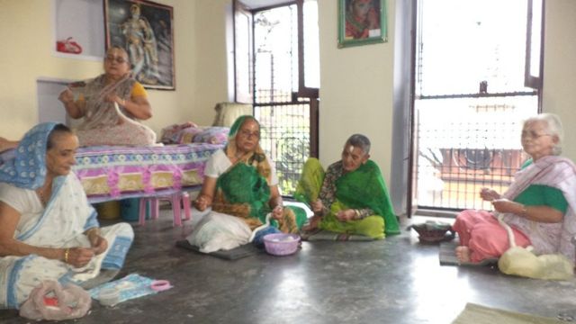 बाती बनाती काशी की महिलाएं
