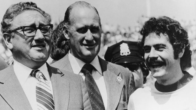 João Havelange entre o secretário de Estado americano Henry Kissinger e o jogador Rivelino, em 1976