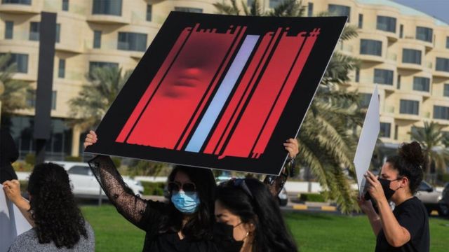 متظاهرة ترفع لافتة ضد قتل النساء في الكويت