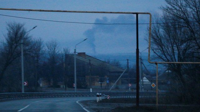 Una columna de humo aparece a lo lejos cerca del pueblo Chasiv Yar en la región de Donetsk.