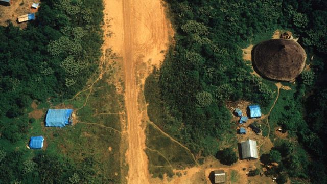Un camino de tierra dentro de la región donde habitan los yanomami es aprovechada por los mineros ilegales conocidos como garimpeiros.