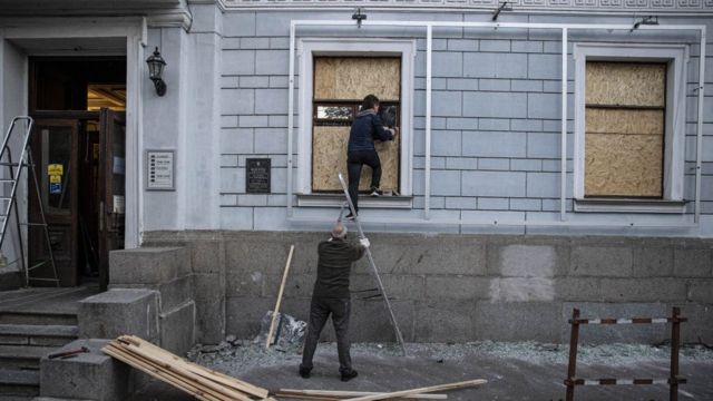 Hombres tapando ventanas