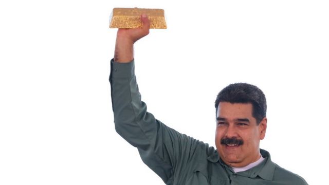 Nicolás Maduro con una barra de oro.