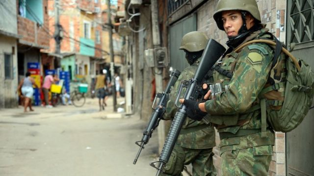 Operação militar na favela Kelson's, no Rio de Janeiro