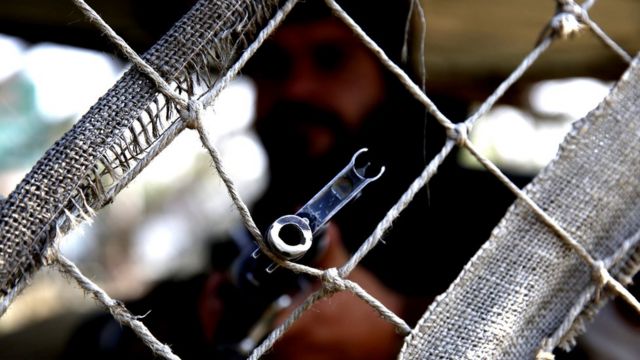 बंदूक ताने भारतीय सेना का जवान