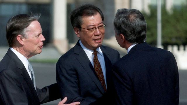 美国驻华大使伯恩斯（左）与中国外交部美大司司长杨涛（中）在北京首都机场迎接布林肯（右）（17/6/2023）