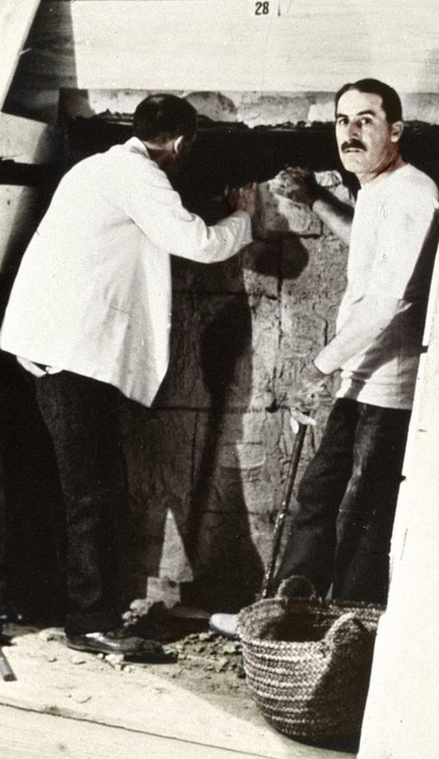 Momento en el que Carter y un colega comenzaron a abrir la puerta sellada de la tumba de Tutankamón