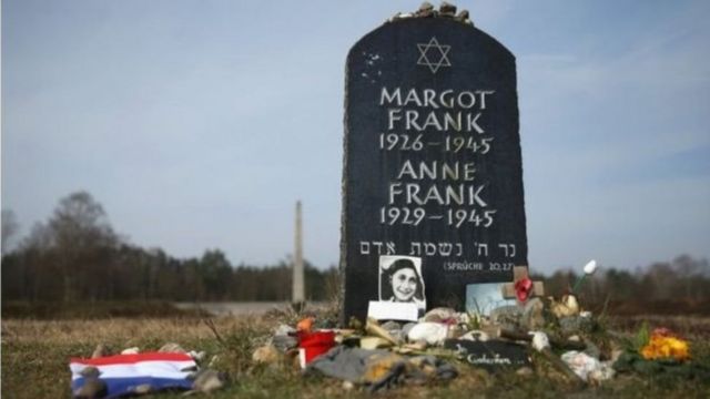 ป้ายหลุมศพของแอนน์ แฟรงค์ และ มาร์กอต พี่สาวของเธอที่ค่ายกักกันเบอร์เกน-เบลเซน