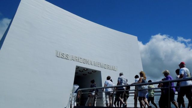 U.S.S. Arizona Memorial là nơi xác chiến hạm Arizona bị Nhật đánh chìm, gây tử vong cho hơn ba nghìn lính Mỹ ngày 7/12/1941