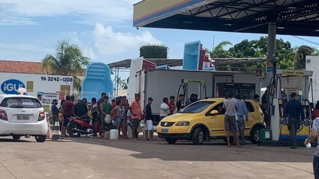 Moradores de Macapá fazem fila em posto de gasolina para conseguir água em meio a apagão, em 6 de novembro