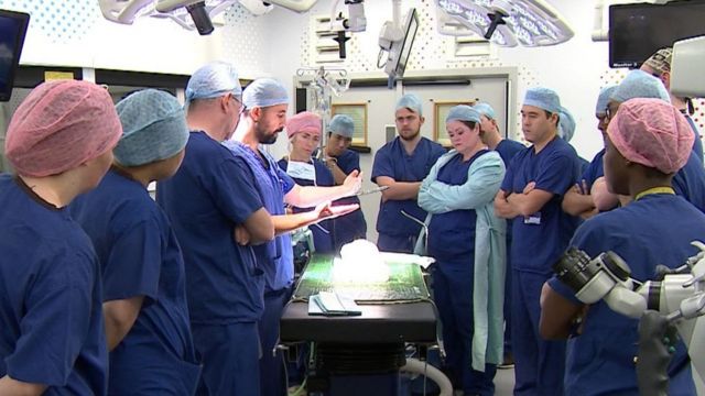 Equipe médica em sala de cirurgia para operação de Safa e Marwa em Londres