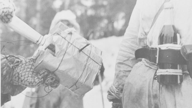 Coquetel molotov e carga de explosivos improvisada usados pelo Exército finlandês durante a Guerra de Inverno