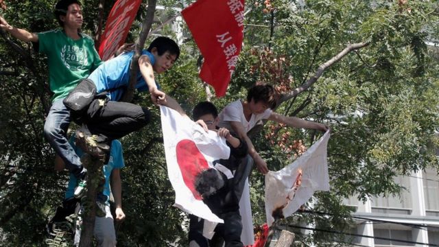 Thanh niên Trung Quốc trèo cây đốt cờ Nhật Bản vì vụ Senkaku