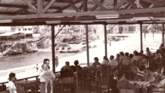 مقهى ومطعم اسبيرو على الجهة لمقابلة للبحر