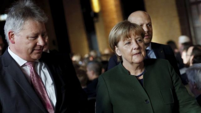 Angela Merkel (sağda) və Almaniya Federal Kəşfiyyat Agentliyinin rəhbəri Bruno Kahl.