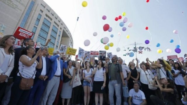 Çok sayıda kişi tutuklu gazetecilere destek için Çağlayan Adliyesi önünde toplandı