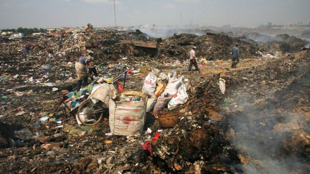 Bun Sen tinggal di tempat pembuangan sampah Stung Meanchey, seperti yang terlihat di sini pada 2008