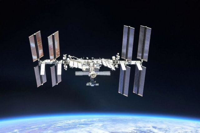 Các phi hành gia trên ISS buộc phải vào trú ẩn trong tàu vũ trụ Dragon và Soyuz do các mảnh vỡ