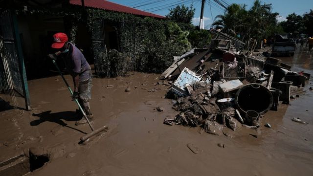 Hombre limpia su casa.