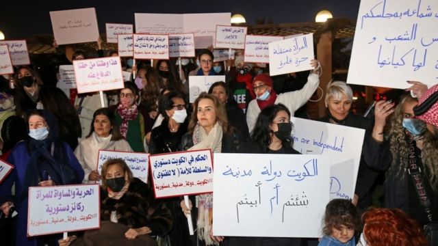 تظاهرت نساء في الكويت أمام البرلمان