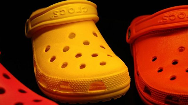 Te parecen feas sandalias Crocs? Ese es exactamente el secreto su éxito - BBC News