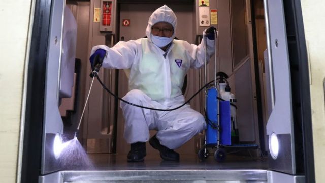 Một công nhân khử trùng trên một chuyến tàu điện ngầm ỏ Seoul, Hàn Quốc hôm 24/1 giữa lúc lo ngại gia tăng về sự lây lan của chủng virus corona mới.