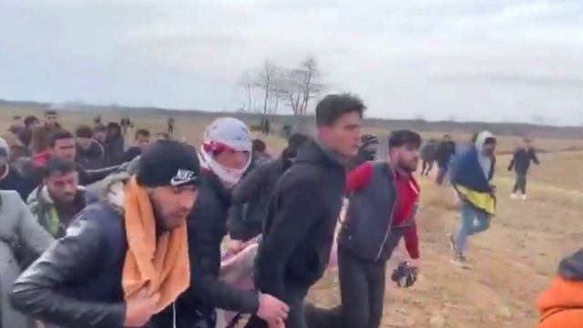 Imagen tomada de un video que muestra a un grupo de personas cargando a un hombre en una sábana lejos de la frontera. Según Turquía, el hombre falleció después en un hospital.