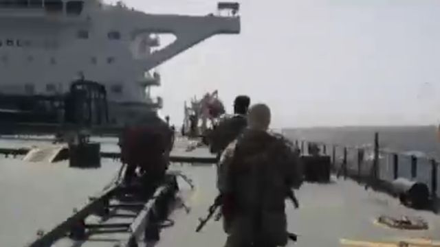 صحنه‌ای از فیلم فرود آمدن سربازان سپاه بر روی عرشه نفتکش یونانی که ایران منتشر کرده است